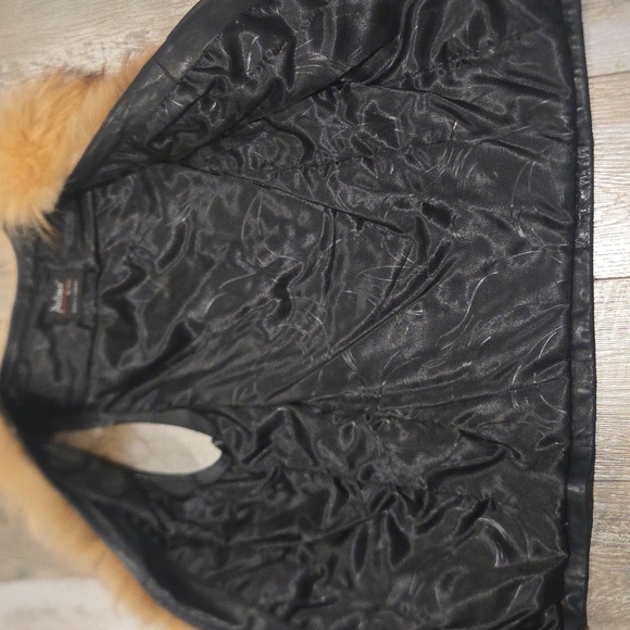 Leather vest with racoon collar - Picture 16 of 17
